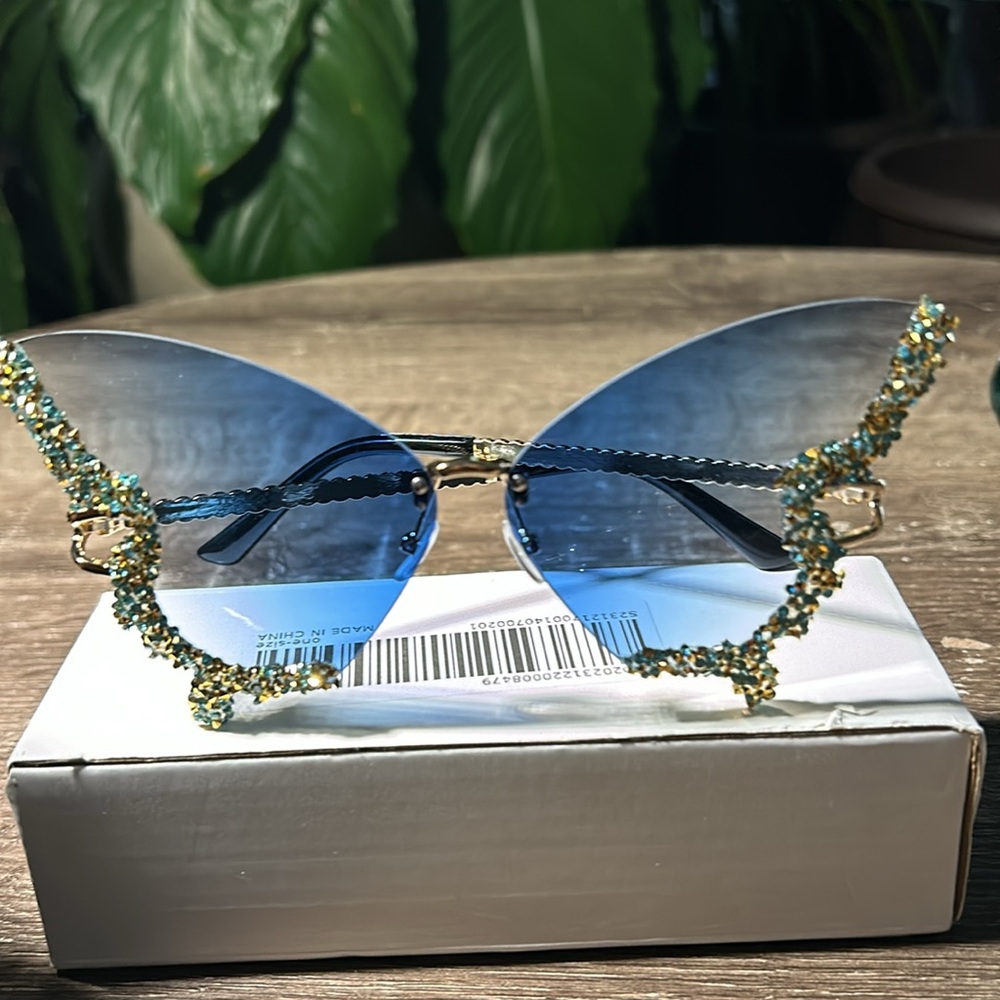 Sunglasses - Picture 5 of 7
